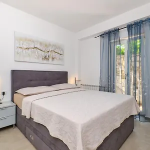 Leonida Apartment